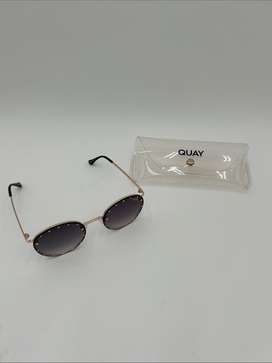 Quay Australia Accessories - Quay Australia Farrah Rhinestone Metal Round Sunglasses Gradient Black & Case